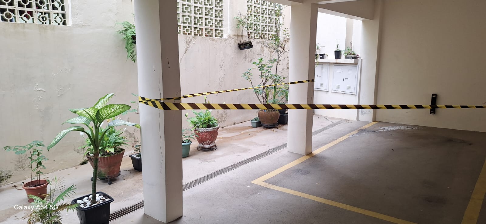Pilares em garagem, com área isolada por fita no registro inicial