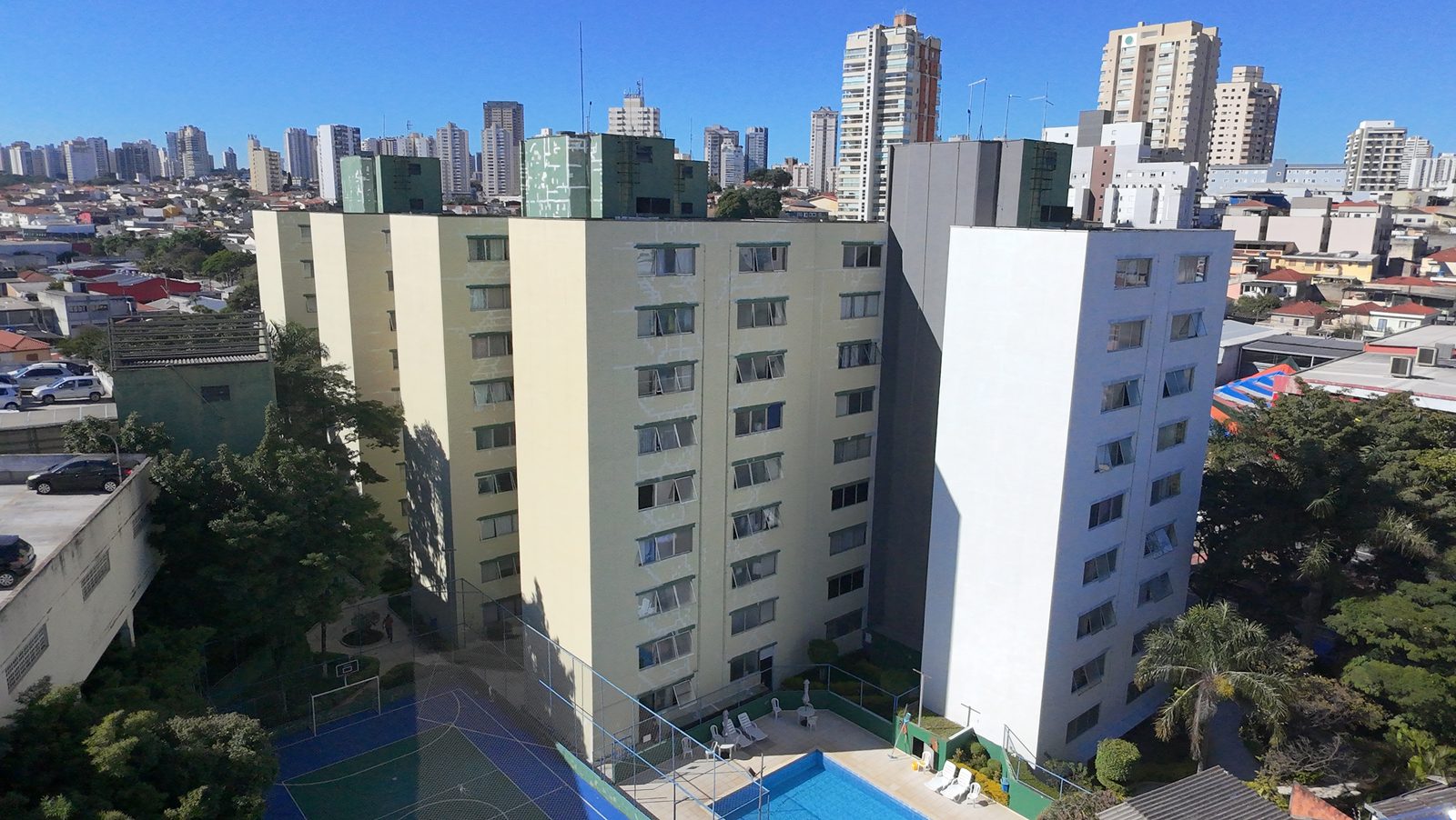 Equipe TG em pintura de fachada de edifício em altura
