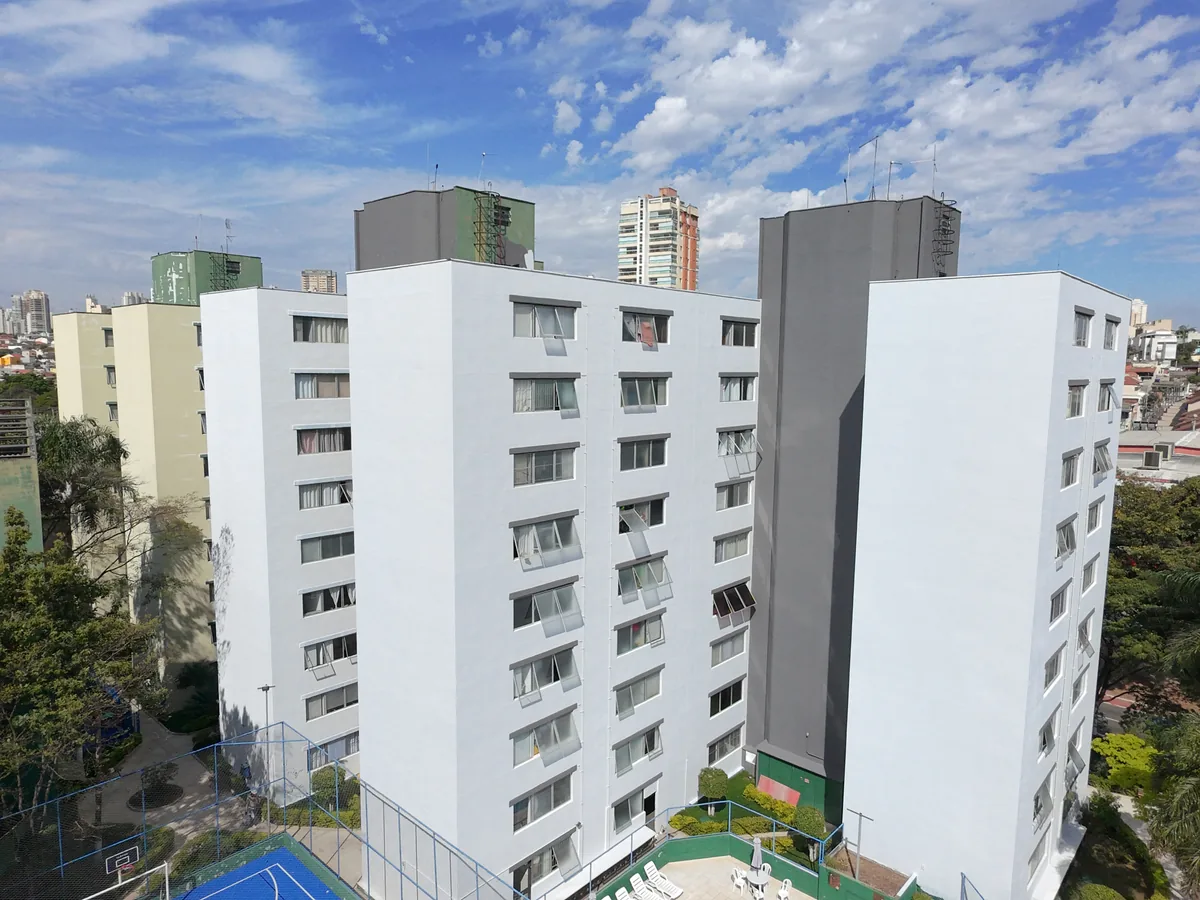 Vista das fachadas brancas e cinzas de edifícios residenciais